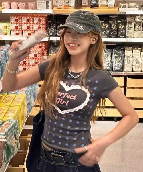 GEMEDA(ジェメダ)の「春夏新作/Y2Kグラフィックコンパクト半袖Tシャツ(Tシャツ/カットソー・レディース・ブルー/ホワイト/ダークグレー/イエロー/グレー/ホワイト系その他/ネイビー/オレンジ・M)」の15枚目の写真