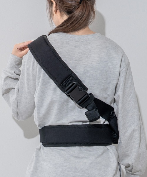 MONO KOTO DEPT.(モノコトデプト)の「DACCO BAG HUG+ ダッコバックハグプラス ショルダーバック×ヒップシート(抱っこ紐/ベルトカバー/スリング・レディース・ブラック/ベージュ・FREE)」の6枚目の写真