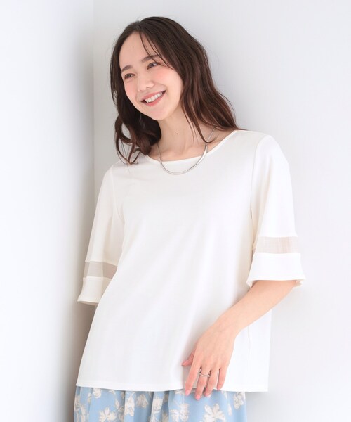 SHOO・LA・RUE(シューラルー)の「【洗濯機後しわになりにくい/ひんやり/S-LL】お袖のシアーで抜け感プラス 二の腕隠せるフレアスリーブトップス(Tシャツ/カットソー・レディース・グレー/オフホワイト/サックスブルー/ブラック・04/03/02/01)」の5枚目の写真