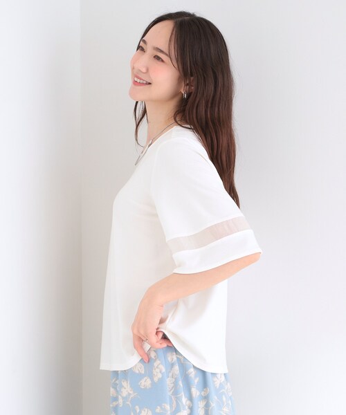 SHOO・LA・RUE(シューラルー)の「【洗濯機後しわになりにくい/ひんやり/S-LL】お袖のシアーで抜け感プラス 二の腕隠せるフレアスリーブトップス(Tシャツ/カットソー・レディース・グレー/オフホワイト/サックスブルー/ブラック・04/03/02/01)」の6枚目の写真