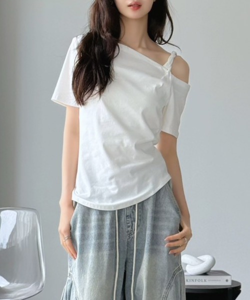 Jewelobe(ジュエローブ)の「アシメオフショルトップス(Tシャツ/カットソー・レディース・オフホワイト/ブラック・FREE)」の2枚目の写真