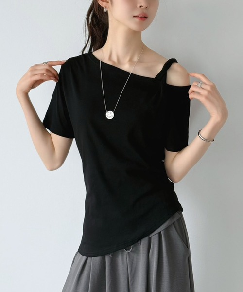 Jewelobe(ジュエローブ)の「アシメオフショルトップス(Tシャツ/カットソー・レディース・オフホワイト/ブラック・FREE)」の1枚目の写真