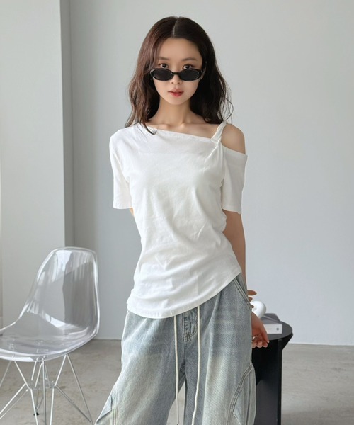 Jewelobe(ジュエローブ)の「アシメオフショルトップス(Tシャツ/カットソー・レディース・オフホワイト/ブラック・FREE)」の3枚目の写真