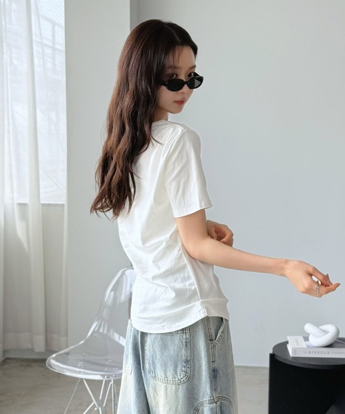 Jewelobe(ジュエローブ)の「アシメオフショルトップス(Tシャツ/カットソー・レディース・オフホワイト/ブラック・FREE)」の4枚目の写真