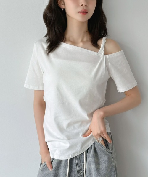 Jewelobe(ジュエローブ)の「アシメオフショルトップス(Tシャツ/カットソー・レディース・オフホワイト/ブラック・FREE)」の6枚目の写真