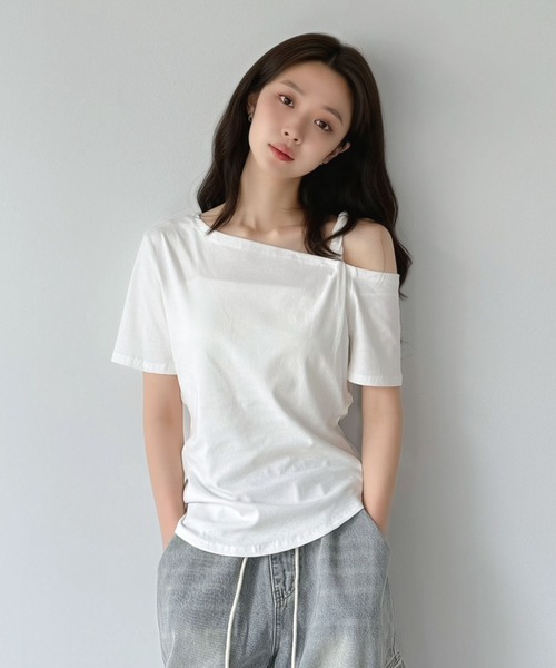 Jewelobe(ジュエローブ)の「アシメオフショルトップス(Tシャツ/カットソー・レディース・オフホワイト/ブラック・FREE)」の7枚目の写真
