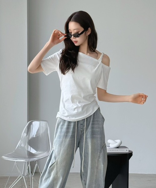 Jewelobe(ジュエローブ)の「アシメオフショルトップス(Tシャツ/カットソー・レディース・オフホワイト/ブラック・FREE)」の9枚目の写真