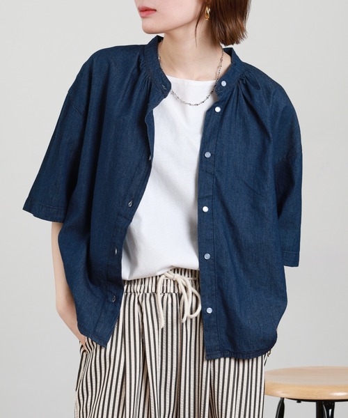 atONE(アットワン)の「エアリーデニムスタンドカラーシャツ 半端袖(シャツ/ブラウス・レディース・ワンウォッシュ/ネイビー・M~L/4L~5L/LL~3L)」の4枚目の写真