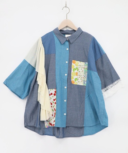 ScoLar（スカラー）の「ScoLar(スカラー) デニム×水玉×チュール×総柄 パッチワーク風シャツ（シャツ/ブラウス・レディース・ブルー/ライトブルー・MEDIUM）」の2枚目の写真