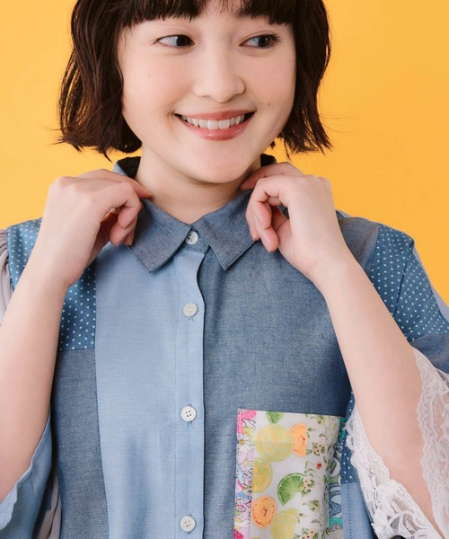 ScoLar（スカラー）の「ScoLar(スカラー) デニム×水玉×チュール×総柄 パッチワーク風シャツ（シャツ/ブラウス・レディース・ブルー/ライトブルー・MEDIUM）」の17枚目の写真