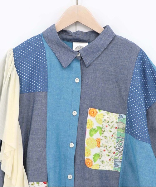 ScoLar（スカラー）の「ScoLar(スカラー) デニム×水玉×チュール×総柄 パッチワーク風シャツ（シャツ/ブラウス・レディース・ブルー/ライトブルー・MEDIUM）」の3枚目の写真