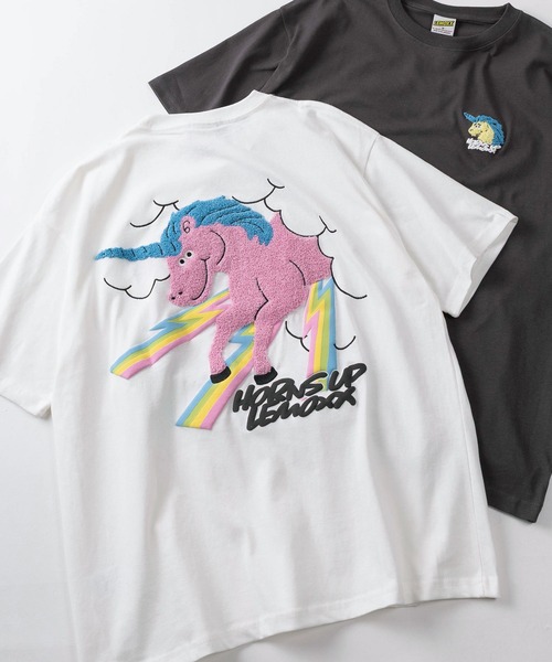 SlashDate(スラッシュデイト)の「【83】【LEMOXX/レモックス】ユニコーン&ネッシー バックサガラ刺繍 クルーネックTシャツ/ワンポイント刺繍/アクリルキーホルダー付/ユニセックス/レディース/メンズ(Tシャツ/カットソー・メンズ・ホワイト/チャコールグレー/グレー系その他/クリーム/ホワイト系その他/ライトイエロー・L/M)」の1枚目の写真