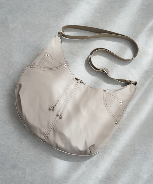 ikka(イッカ)の「【撥水】アートステッチ入りショルダーバッグ(ショルダーバッグ・レディース・ブラウン/ブラック/ベージュ・FREE)」の3枚目の写真