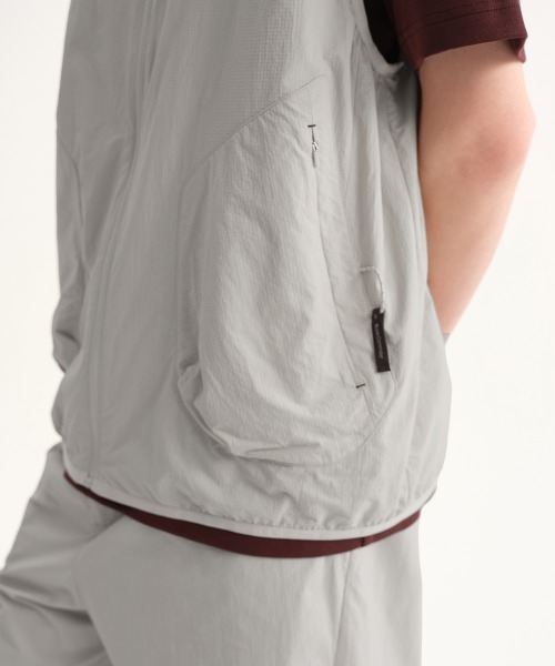 MODE COMMUTER（モードコミューター）の「Dry Touch Hooded Vest（ベスト・メンズ・ベージュ・SMALL/MEDIUM/LARGE）」の8枚目の写真