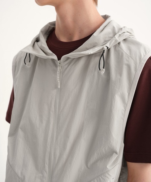 MODE COMMUTER（モードコミューター）の「Dry Touch Hooded Vest（ベスト・メンズ・ベージュ・SMALL/MEDIUM/LARGE）」の6枚目の写真
