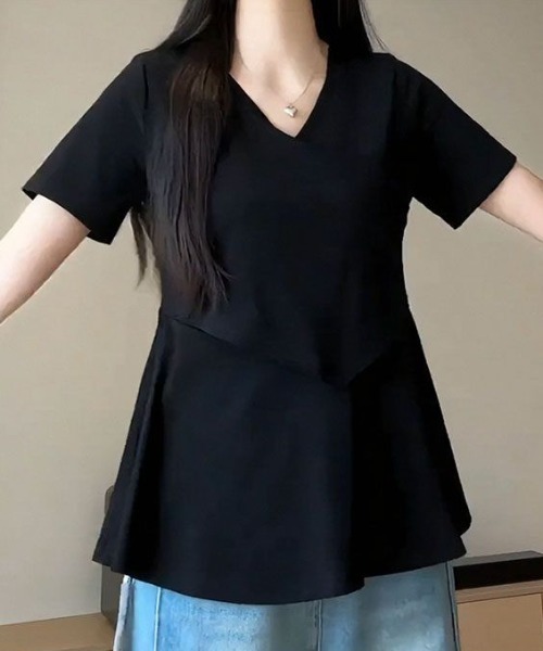AMAJI(アマジ)の「ラッフルフリル ルーズ Vネック 半袖Tシャツ(Tシャツ/カットソー・レディース・ブラック/ベージュ・MEDIUM/LARGE/X-LARGE)」の1枚目の写真