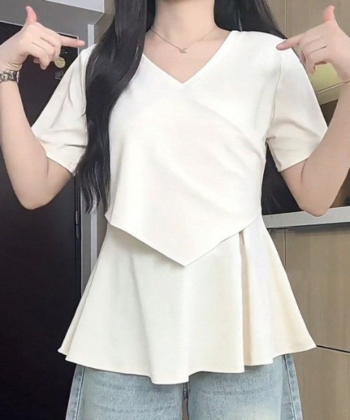 AMAJI(アマジ)の「ラッフルフリル ルーズ Vネック 半袖Tシャツ(Tシャツ/カットソー・レディース・ブラック/ベージュ・MEDIUM/LARGE/X-LARGE)」の4枚目の写真