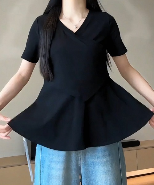 AMAJI(アマジ)の「ラッフルフリル ルーズ Vネック 半袖Tシャツ(Tシャツ/カットソー・レディース・ブラック/ベージュ・MEDIUM/LARGE/X-LARGE)」の5枚目の写真