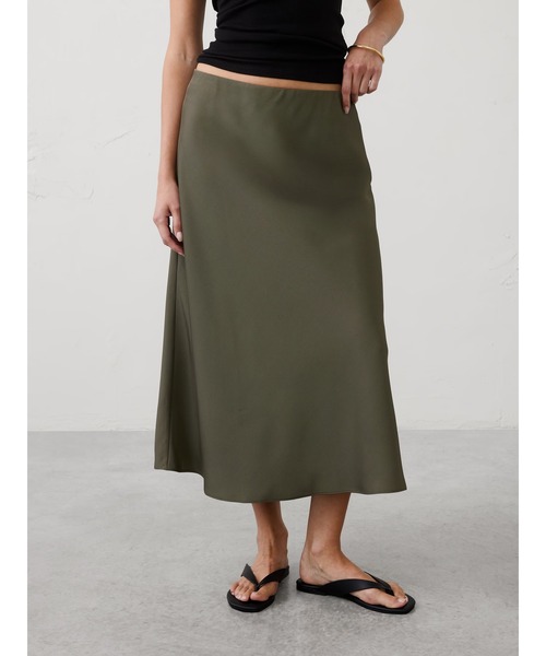 BANANA REPUBLIC FACTORY STORE(バナナリパブリック ファクトリーストア)の「BANANA REPUBLIC FACTORY STORE クラッシュドサテン ミディスリップスカート(スカート・レディース・レッド系その他/オリーブ・S/M/XS/L)」の1枚目の写真