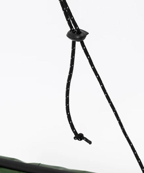 POLeR(ポーラー)の「POLeR/ポーラー HIGH&DRY PVC SACOCHE サコッシュ ショルダーバッグ PVC素材 タイポグラフィ メンズ レディース 2026年 夏 夏服(ショルダーバッグ・メンズ・ブラック/ベージュ/グレー/オリーブ・FREE)」の8枚目の写真