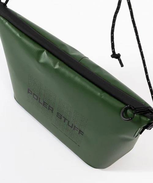 POLeR(ポーラー)の「POLeR/ポーラー HIGH&DRY PVC SACOCHE サコッシュ ショルダーバッグ PVC素材 タイポグラフィ メンズ レディース 2026年 夏 夏服(ショルダーバッグ・メンズ・ブラック/ベージュ/グレー/オリーブ・FREE)」の7枚目の写真