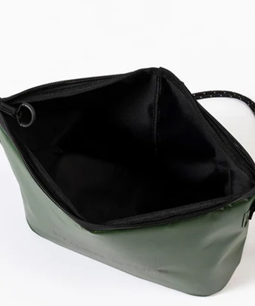 POLeR(ポーラー)の「POLeR/ポーラー HIGH&DRY PVC SACOCHE サコッシュ ショルダーバッグ PVC素材 タイポグラフィ メンズ レディース 2026年 夏 夏服(ショルダーバッグ・メンズ・ブラック/ベージュ/グレー/オリーブ・FREE)」の5枚目の写真