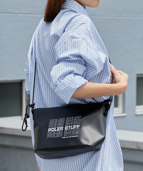 POLeR（ポーラー）の「POLeR/ポーラー HIGH&DRY PVC SACOCHE サコッシュ ショルダーバッグ PVC素材 タイポグラフィ メンズ  レディース 2026年 夏 夏服（ショルダーバッグ・メンズ・ブラック/ベージュ/グレー/オリーブ・FREE）」の12枚目の写真