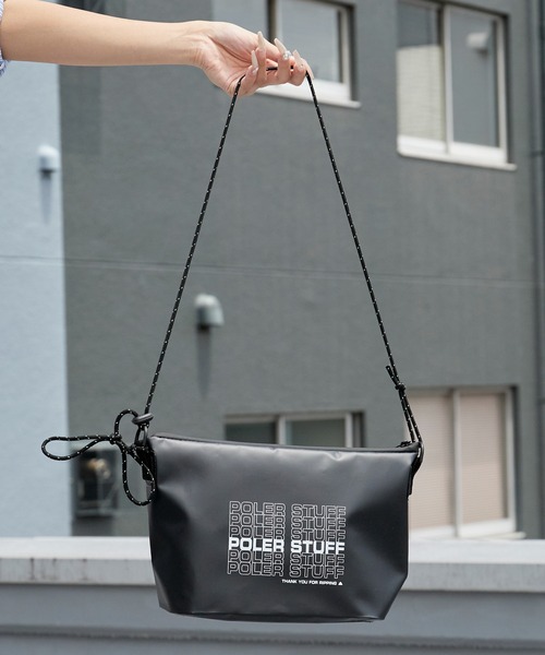POLeR（ポーラー）の「POLeR/ポーラー HIGH&DRY PVC SACOCHE サコッシュ ショルダーバッグ PVC素材 タイポグラフィ メンズ  レディース 2026年 夏 夏服（ショルダーバッグ・メンズ・ブラック/ベージュ/グレー/オリーブ・FREE）」の11枚目の写真