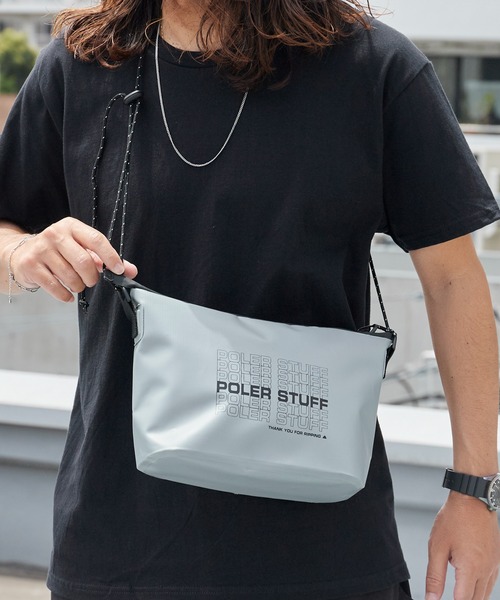 POLeR（ポーラー）の「POLeR/ポーラー HIGH&DRY PVC SACOCHE サコッシュ ショルダーバッグ PVC素材 タイポグラフィ メンズ  レディース 2026年 夏 夏服（ショルダーバッグ・メンズ・ブラック/ベージュ/グレー/オリーブ・FREE）」の19枚目の写真