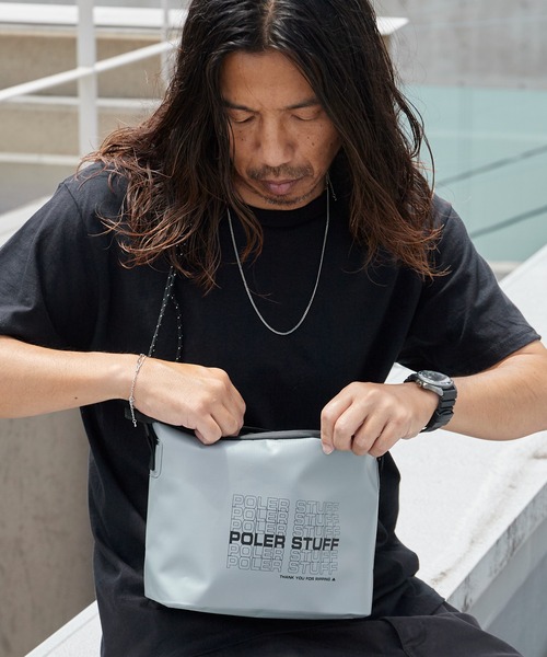 POLeR（ポーラー）の「POLeR/ポーラー HIGH&DRY PVC SACOCHE サコッシュ ショルダーバッグ PVC素材 タイポグラフィ メンズ  レディース 2026年 夏 夏服（ショルダーバッグ・メンズ・ブラック/ベージュ/グレー/オリーブ・FREE）」の18枚目の写真