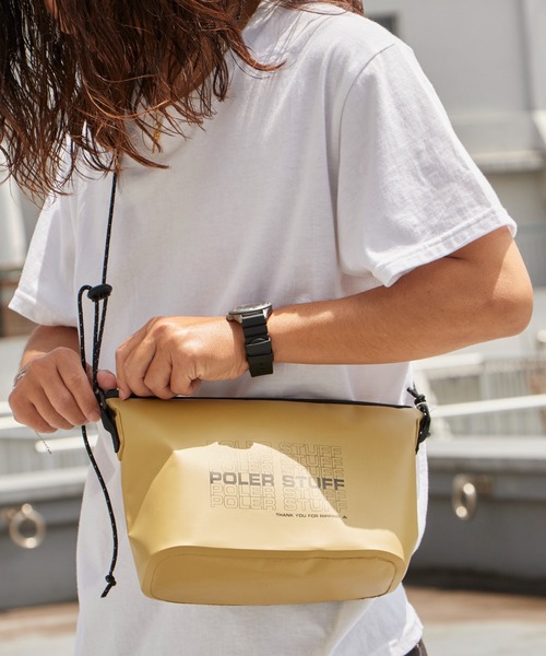 POLeR（ポーラー）の「POLeR/ポーラー HIGH&DRY PVC SACOCHE サコッシュ ショルダーバッグ PVC素材 タイポグラフィ メンズ  レディース 2026年 夏 夏服（ショルダーバッグ・メンズ・ブラック/ベージュ/グレー/オリーブ・FREE）」の15枚目の写真
