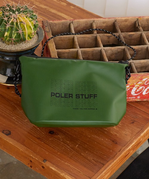 POLeR（ポーラー）の「POLeR/ポーラー HIGH&DRY PVC SACOCHE サコッシュ ショルダーバッグ PVC素材 タイポグラフィ メンズ  レディース 2026年 夏 夏服（ショルダーバッグ・メンズ・ブラック/ベージュ/グレー/オリーブ・FREE）」の21枚目の写真