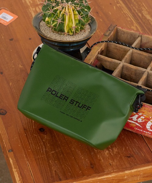 POLeR（ポーラー）の「POLeR/ポーラー HIGH&DRY PVC SACOCHE サコッシュ ショルダーバッグ PVC素材 タイポグラフィ メンズ  レディース 2026年 夏 夏服（ショルダーバッグ・メンズ・ブラック/ベージュ/グレー/オリーブ・FREE）」の20枚目の写真