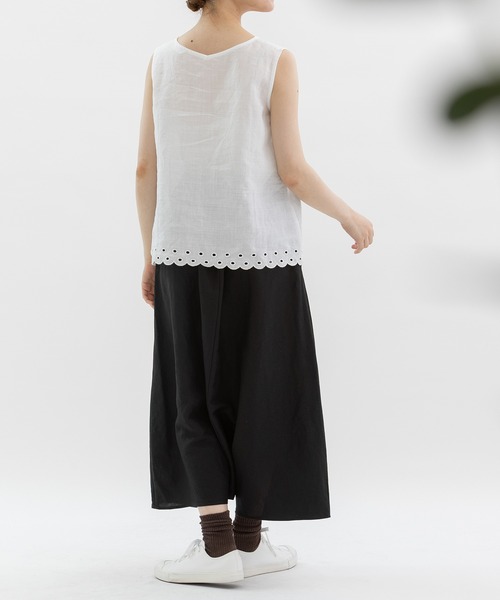 nop de nod(ノップドゥノッド)の「ラミー裾刺繍ノースリーブ(シャツ/ブラウス・レディース・オフホワイト/ブラック・3)」の5枚目の写真