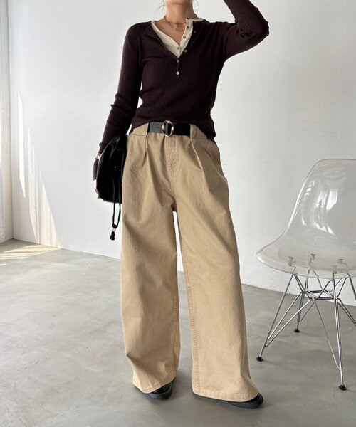DouDou(ドゥドゥ)の「ベルト付タックチノパンツ(チノパンツ・レディース・ベージュ・38/36)」の4枚目の写真