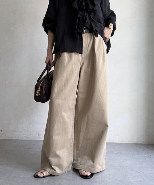 DouDou(ドゥドゥ)の「ベルト付タックチノパンツ(チノパンツ・レディース・ベージュ・38/36)」の17枚目の写真