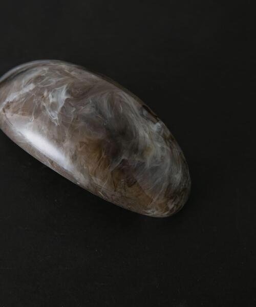 SMELLY(スメリー)の「SMELLY so’ textured stone barrette(バレッタ/ヘアクリップ・レディース・カーキ/ベージュ・-)」の3枚目の写真