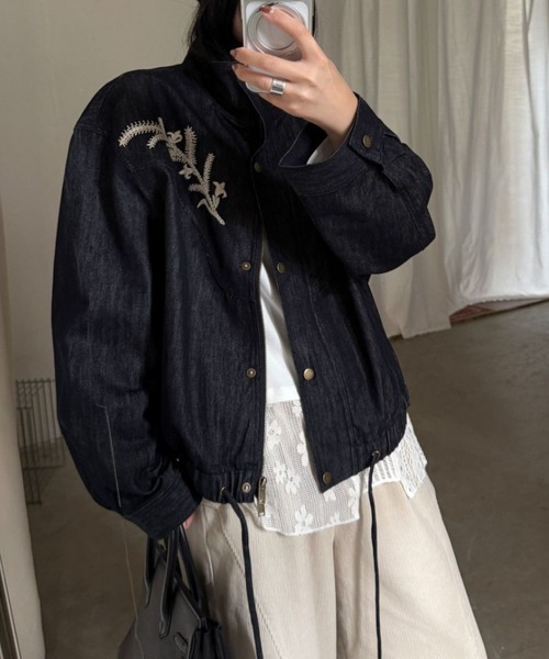 CHUN CHUN NOTES(チュンチュンノーツ)の「26AW/ボタニカル刺繍 スタンドカラーデニムブルゾン(ブルゾン・レディース・ネイビー・M)」の3枚目の写真