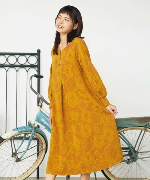 Jocomomola(ホコモモラ)の「【日本製】Forma de flor フラワージャカードカットソーワンピース(ワンピース・レディース・マスタード/ブラック・40)」の21枚目の写真