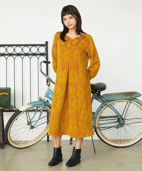 Jocomomola(ホコモモラ)の「【日本製】Forma de flor フラワージャカードカットソーワンピース(ワンピース・レディース・マスタード/ブラック・40)」の20枚目の写真
