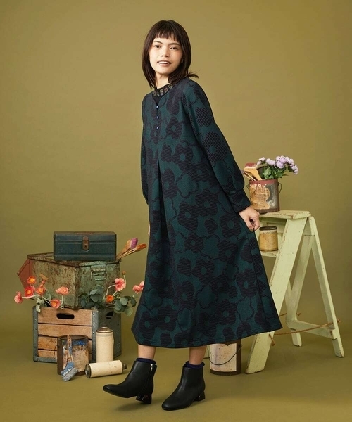 Jocomomola(ホコモモラ)の「【日本製】Forma de flor フラワージャカードカットソーワンピース(ワンピース・レディース・マスタード/ブラック・40)」の3枚目の写真