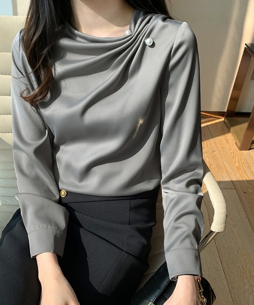 ONEP STAR(ワンピスター)の「ドレープパール調装飾長袖ブラウス(Tシャツ/カットソー・レディース・グレー・MEDIUM/X-LARGE/LARGE)」の1枚目の写真