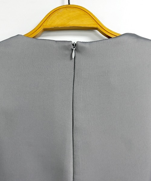 ONEP STAR(ワンピスター)の「ドレープパール調装飾長袖ブラウス(Tシャツ/カットソー・レディース・グレー・MEDIUM/X-LARGE/LARGE)」の3枚目の写真