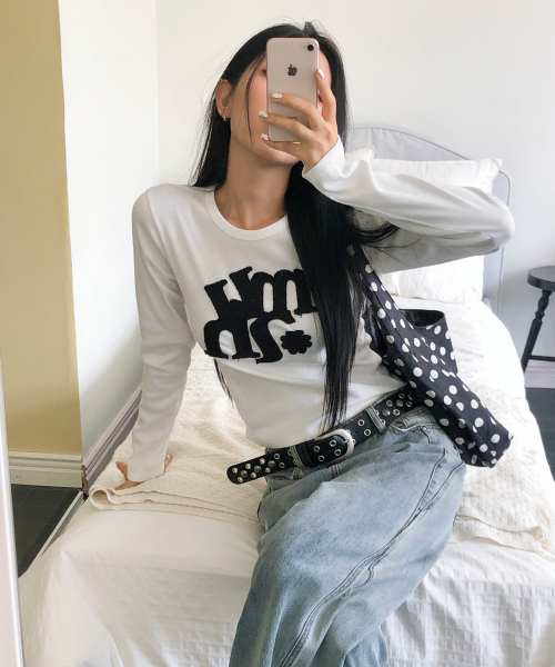 muahmuah（ムーアムーア）の「ヴィンテージ アップリケ ロゴ ロングスリーブ [ホワイト]（Tシャツ/カットソー・レディース・その他・FREE）」の2枚目の写真