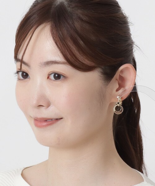 ITS'DEMO(イッツデモ)の「メタルツイスト&カラー切り替えイヤリング(イヤリング・レディース・ゴールド/ピンクゴールド・00)」の7枚目の写真
