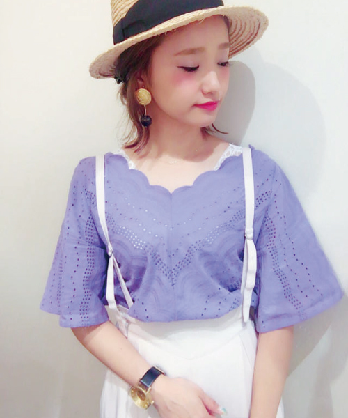 mysty woman（ミスティウーマン）の「綿ローン×スカラップ刺繍Vネックブラウス（シャツ/ブラウス・レディース・ブラック/ピンクベージュ/オフホワイト/パープル・FREE）」の3枚目の写真