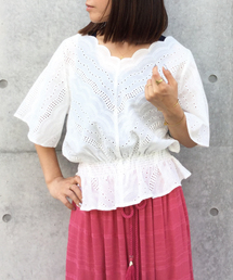 mysty woman | 綿ローン×スカラップ刺繍Vネックブラウス(シャツ/ブラウス)