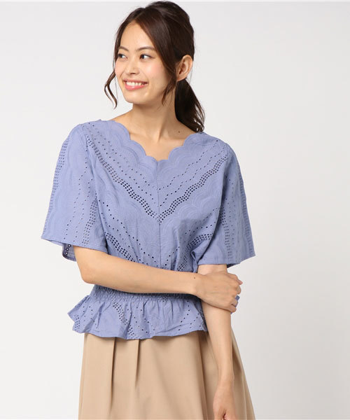 mysty woman（ミスティウーマン）の「綿ローン×スカラップ刺繍Vネックブラウス（シャツ/ブラウス・レディース・ブラック/ピンクベージュ/オフホワイト/パープル・FREE）」の5枚目の写真