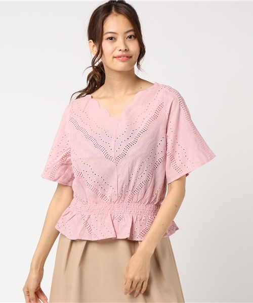 mysty woman（ミスティウーマン）の「綿ローン×スカラップ刺繍Vネックブラウス（シャツ/ブラウス・レディース・ブラック/ピンクベージュ/オフホワイト/パープル・FREE）」の4枚目の写真