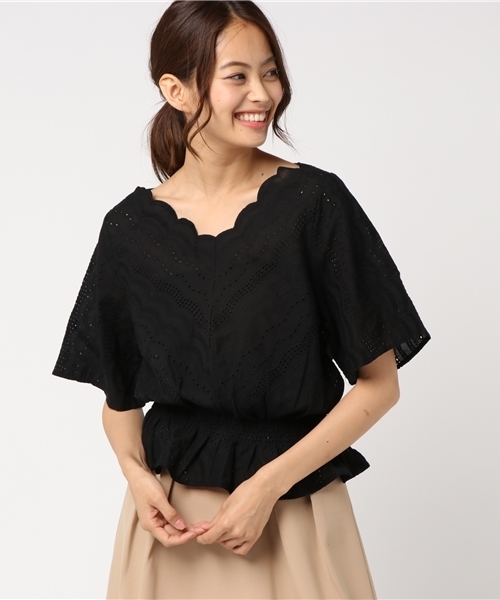 mysty woman（ミスティウーマン）の「綿ローン×スカラップ刺繍Vネックブラウス（シャツ/ブラウス・レディース・ブラック/ピンクベージュ/オフホワイト/パープル・FREE）」の2枚目の写真